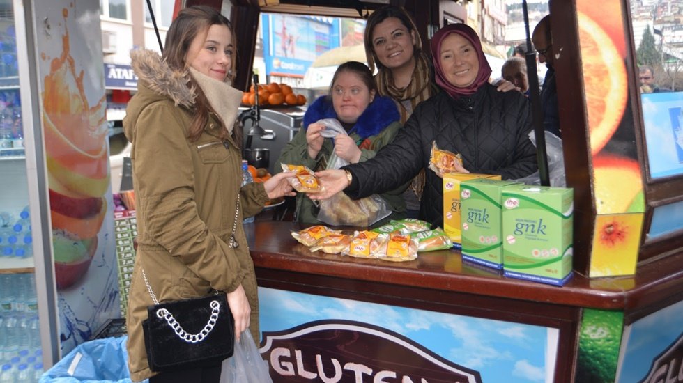 İzmit&rsquo;te gl&uuml;tensiz gıdaların satış noktaları a&ccedil;ıldı