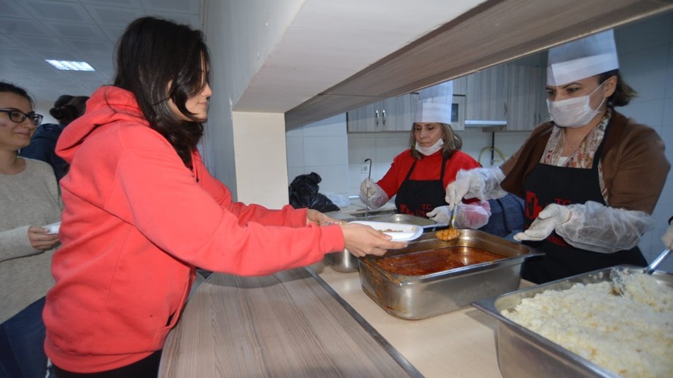 İzmit&rsquo;te &ouml;ğrencilere haftanın her g&uuml;n&uuml; &uuml;cretsiz yemek hizmeti