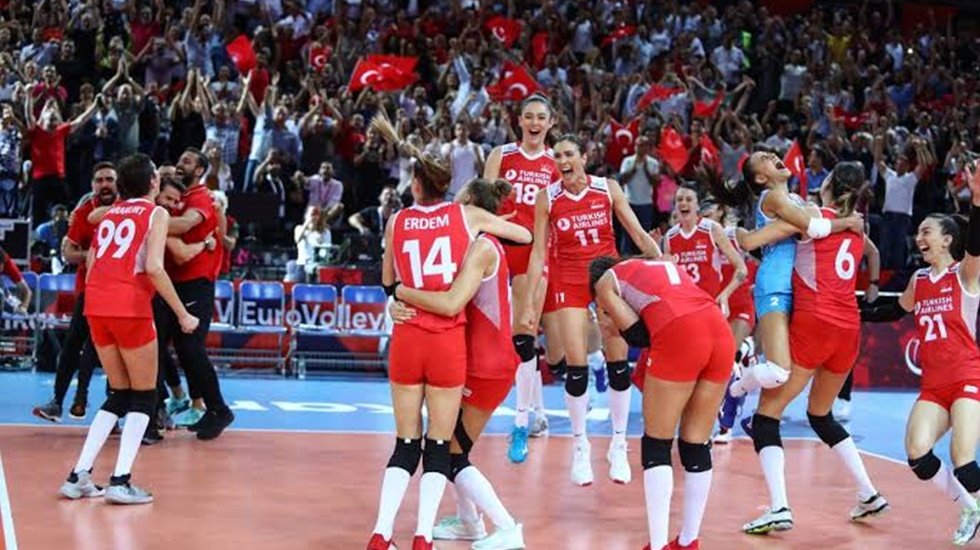 Daha &ouml;nce Kadın Milli Voleybol takımınını eleştiren eski MHP'li başkan: "Bayan şarkıcı D&uuml;zceliye yakışmaz"