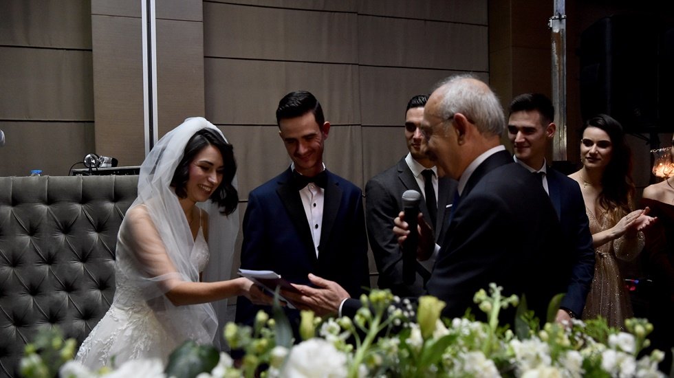 Kılı&ccedil;daroğlu, yeğenine nikah şahitliği yaptı