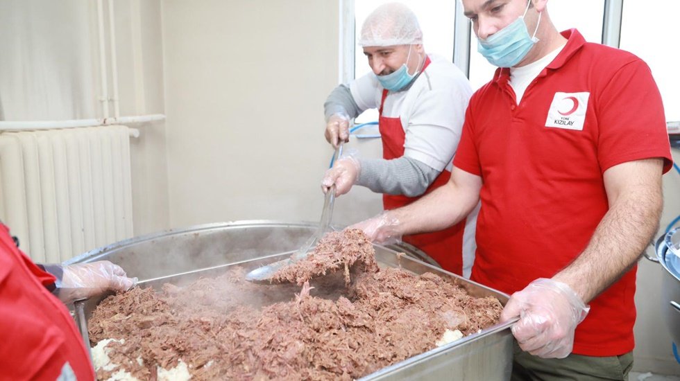 Kızılay'dan depremzedelere sıcak yemek&hellip;