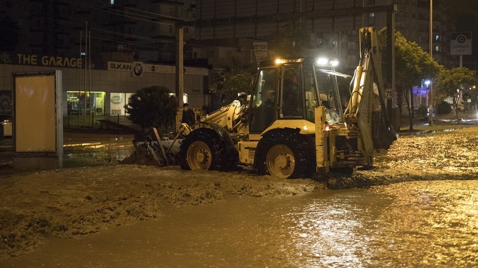 Mersin B&uuml;y&uuml;kşehir t&uuml;m ekipleriyle selzedelerin yanında