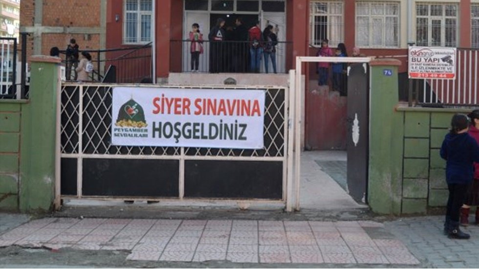 &Ouml;ğrenciler Hizbullah'a yakınlığı ile bilinen vakfın sınavına &ccedil;ağırıldı