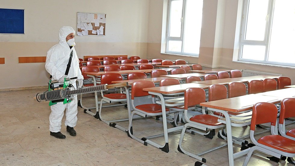 Okullar mikrop ve virüslere karşı ilaçlanıyor
