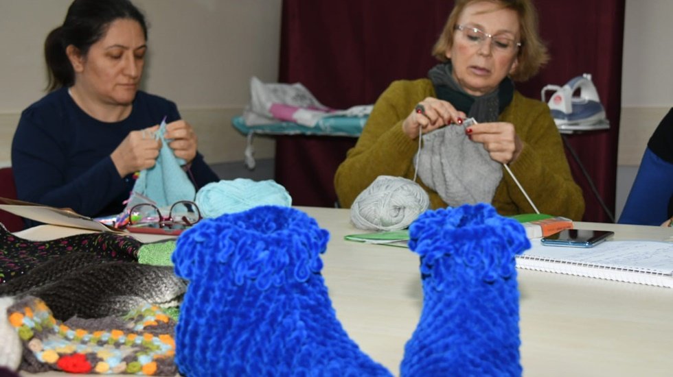 “Örgü bir terapidir” ilmek ilmek hayatı örüyorlar, ev bütçesine katkı sağlıyorlar