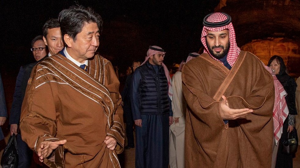 Prens Selman, Japonya Başbakanı Abe&rsquo;yi &ccedil;&ouml;lde bedevi &ccedil;adırında ağırladı