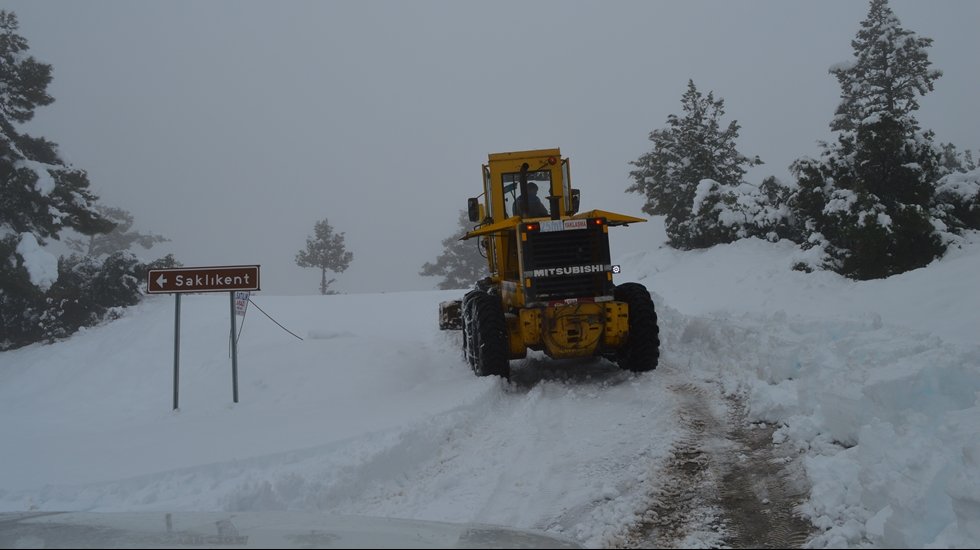 Turizmin Başkenti Antalya&rsquo;da kar yağışı nedeniyle kapanan yollar a&ccedil;ılıyor