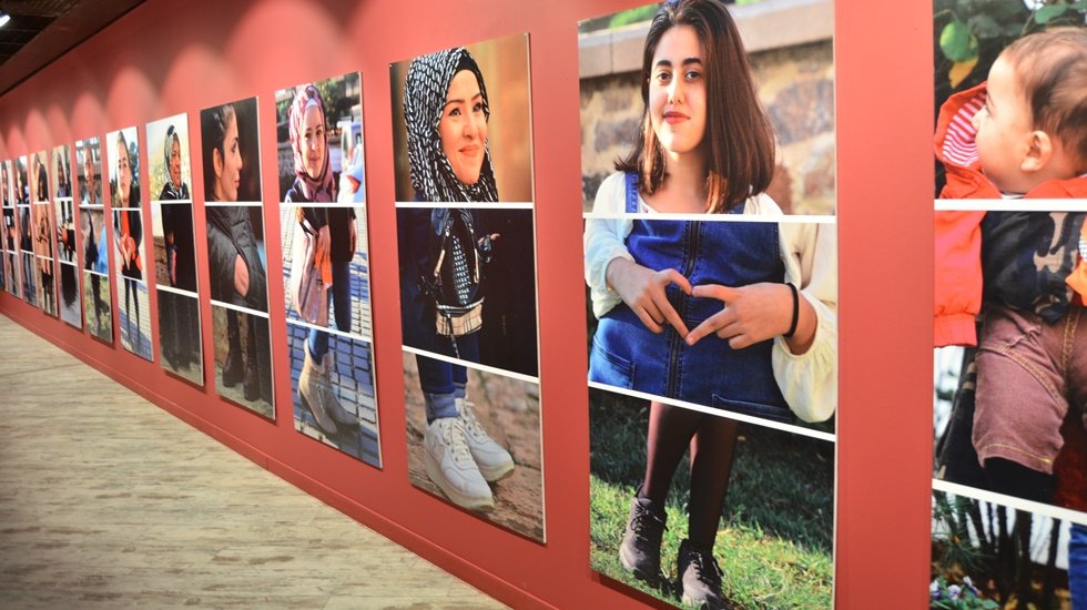 T&uuml;rk ve Suriyeli kadınların objektifinden oluşan sergi T&uuml;rkiye&rsquo;yi dolaşacak