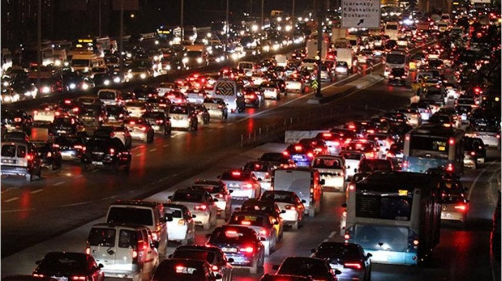 Fırtına İstanbul&rsquo;da trafik yoğunluğunu daha da artırdı