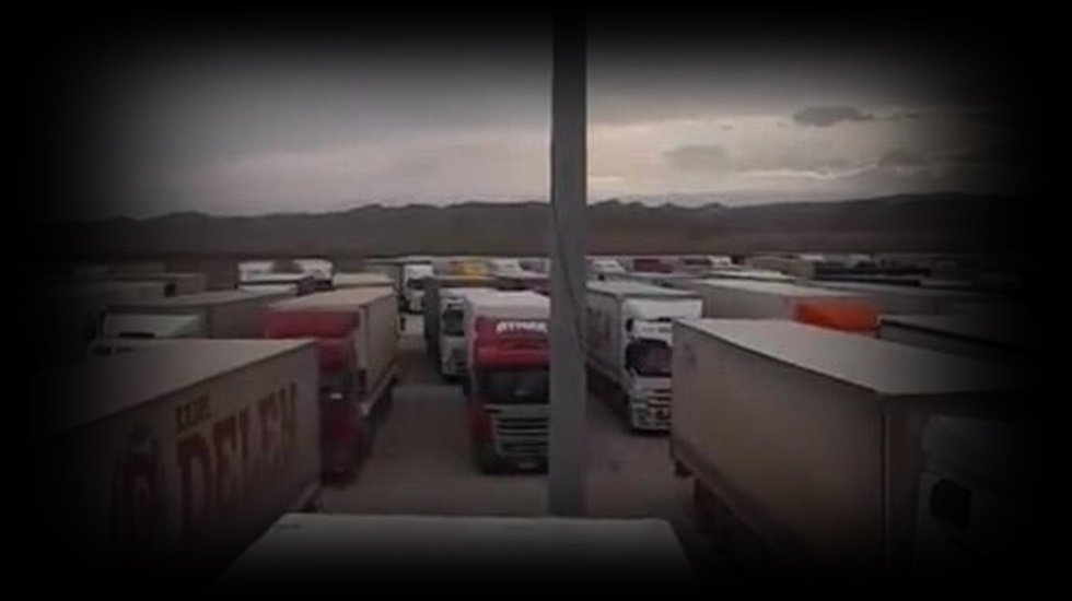 "700 T&uuml;rk şof&ouml;r&uuml; sınırda yardım bekliyor"