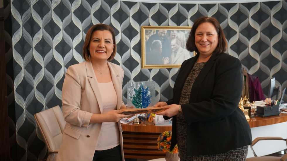 ABD Başkonsolosu Darnell, Başkan H&uuml;rriyet&rsquo;i ziyaret etti