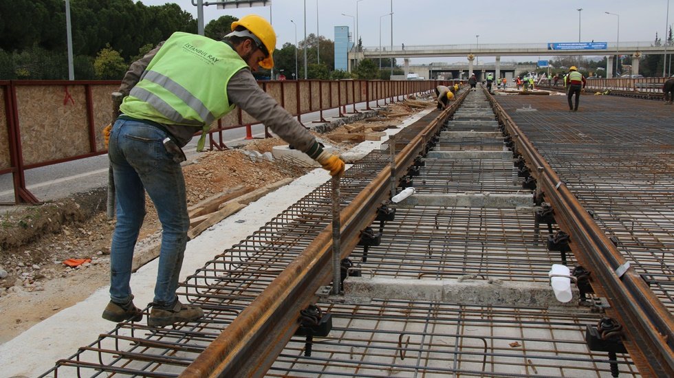 Antalya&rsquo;da 3. Etap Raylı Sistem&rsquo;de raylar d&ouml;şendi