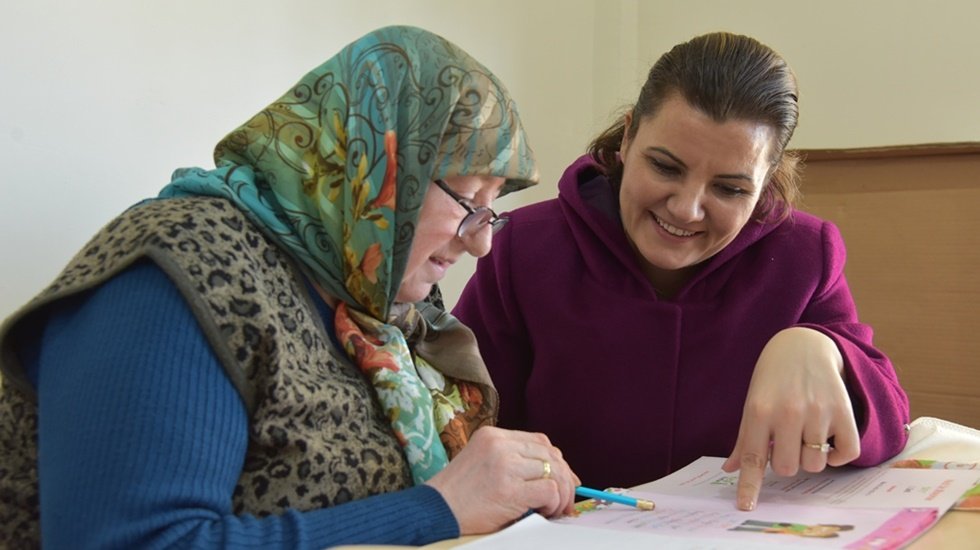 Başkan, Hatice teyzenin okuma-yazma heyecanına ortak oldu