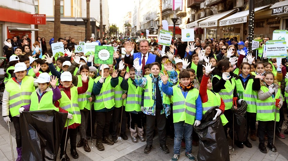 Başkan ve &ccedil;ocuklar, temiz bir kent i&ccedil;in kolları sıvadı