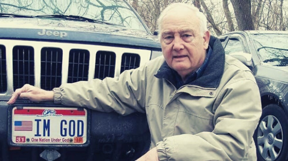 'Ben Tanrıyım' yazılı plakayı kullanmasına izin verilmeyen s&uuml;r&uuml;c&uuml; 150 bin dolar tazminat alacak