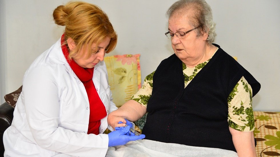 Beylikdüzü’nde yüzlerce vatandaş evde bakım hizmeti alıyor 