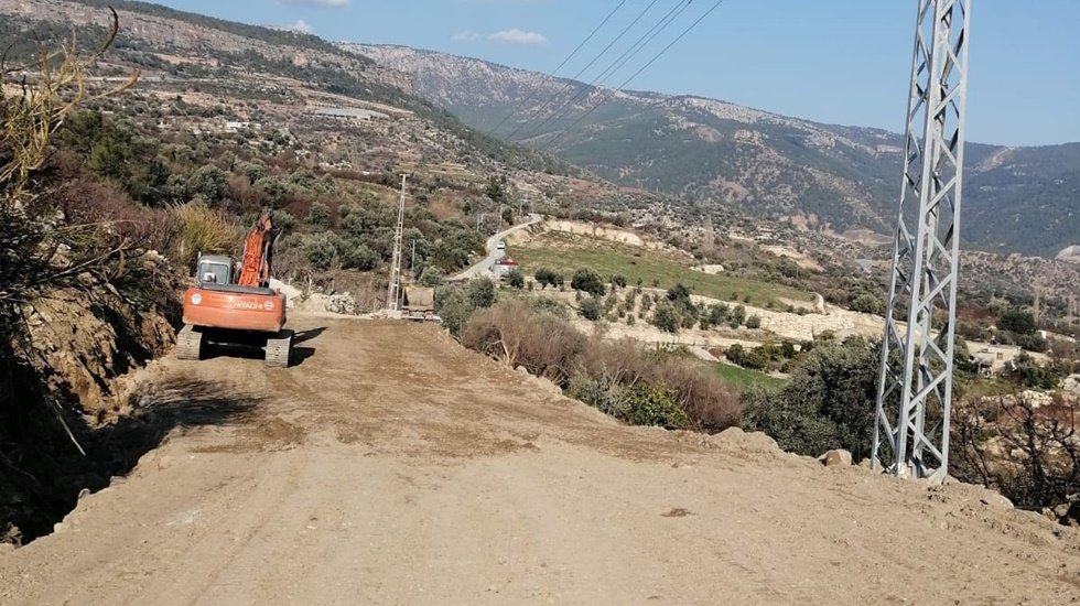 B&uuml;y&uuml;kşehir ekipleri, heyelanda zarar g&ouml;ren yolu trafiğe a&ccedil;tı