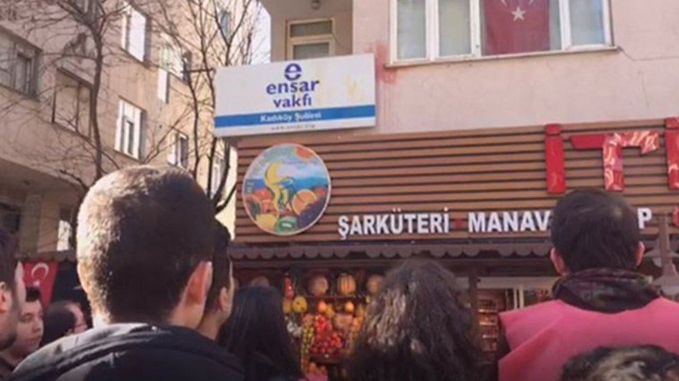 Ensar Vakfı&rsquo;na yumurtalı protesto