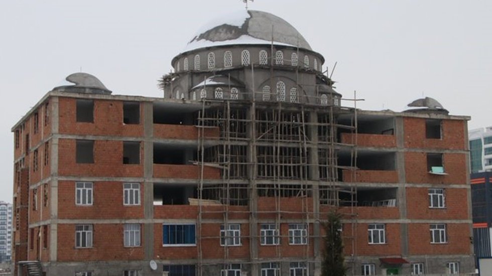 G&ouml;renler şaşırdı: 5 katlı binanın &uuml;st&uuml;ne cami