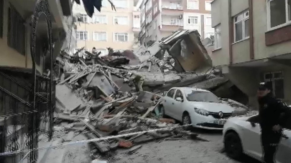 İstanbul Bah&ccedil;elievler'de 7 katlı bina &ccedil;&ouml;kt&uuml;