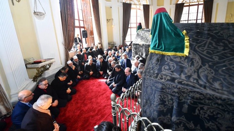 İstanbul Valisi'nin de katıldığı Abd&uuml;lhamid anmasında helva ve lokum dağıtıldı