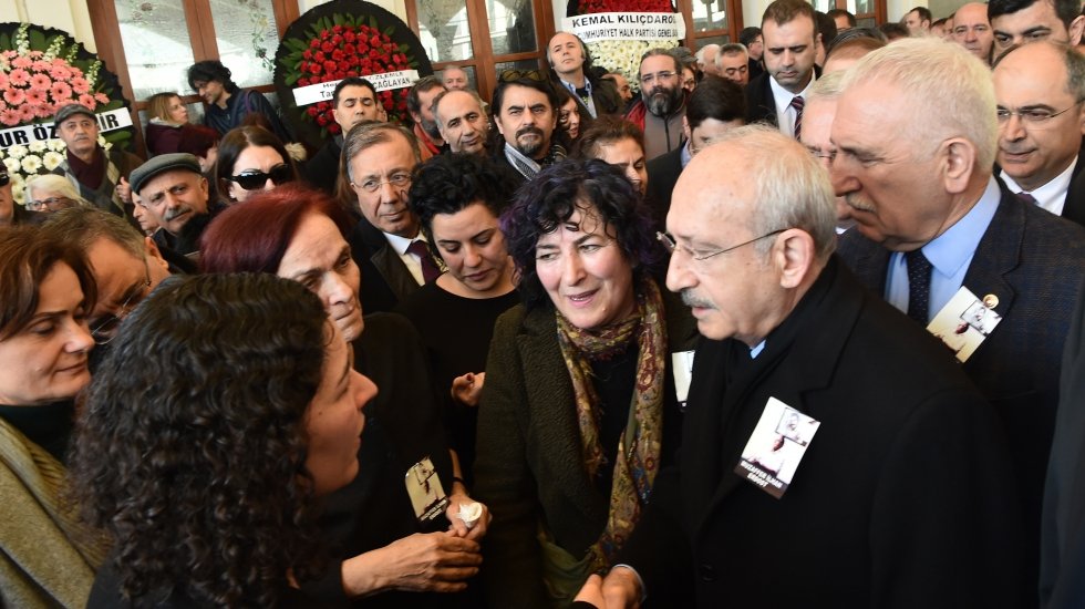 Kılı&ccedil;daroğlu, Muzaffer İlhan Erdost'un cenaze t&ouml;renine katıldı
