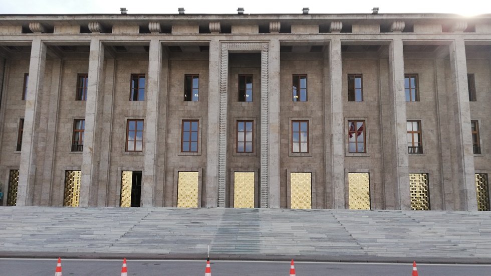 Meclis'te yolsuzluk skandalına Şentop el koydu