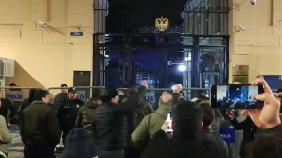 Rusya'nın İstanbul Başkonsolosluğu &ouml;n&uuml;nde tekbirli protesto