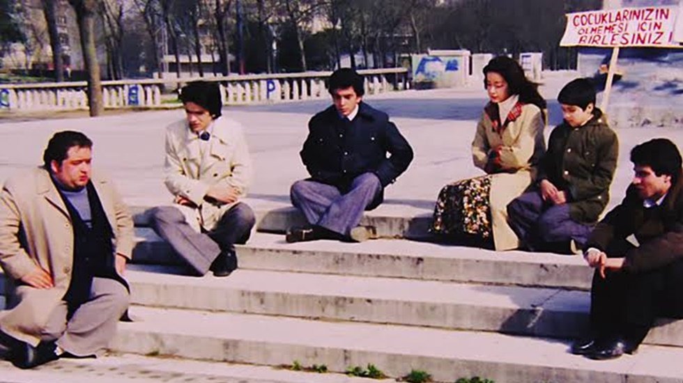 Severek izlenilen 'Neşeli G&uuml;nler' filmine sans&uuml;r!