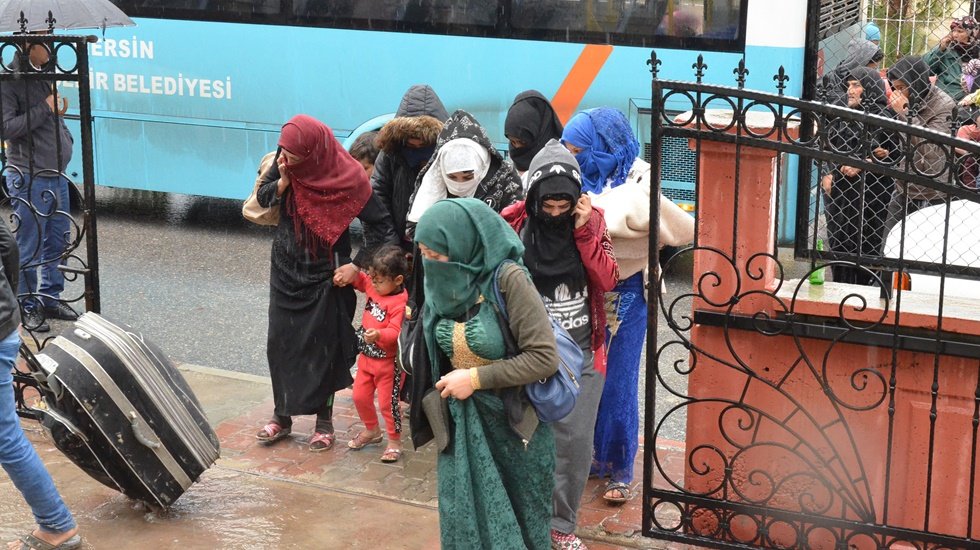 Tarsus&rsquo;ta aşırı yağıştan etkilenen &ccedil;adırda kalan tarım iş&ccedil;ileri tahliye edildi