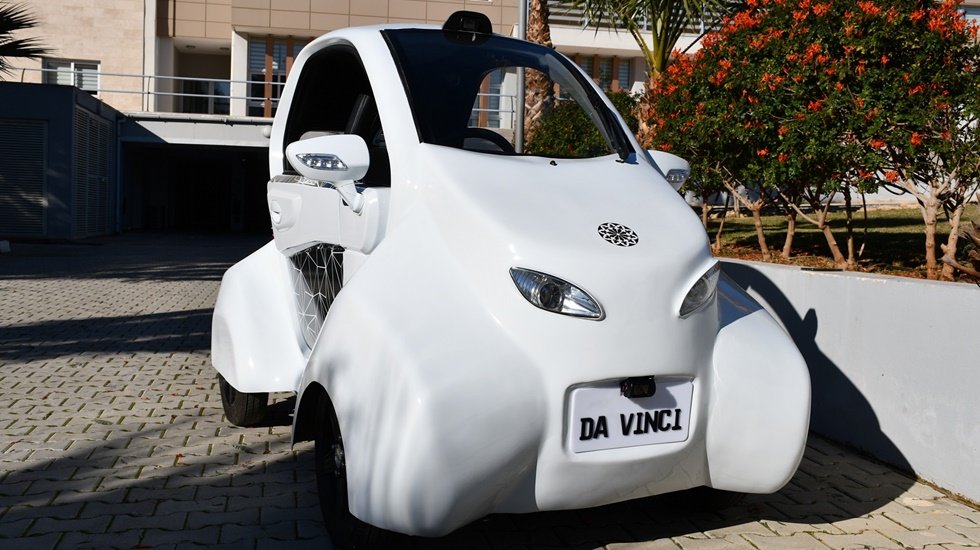 Tek şarjla 100 kilometre yol alan yerli elektrikli araç DA VİNCİ tanıtıldı