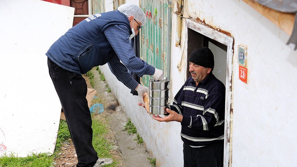 Ataşehir’de yaşlılar için yemek ve ekmek hizmeti başladı