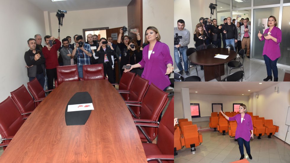 Başkan H&uuml;rriyet gazetecilere, Cumhur İttifakı&rsquo;nın beğenmediği odaları gezdirdi