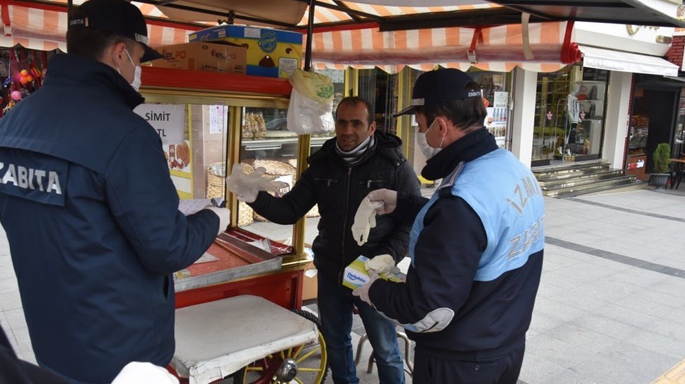 Belediyeden simit&ccedil;ilere koronavir&uuml;se karşı maske ve eldiven&nbsp;