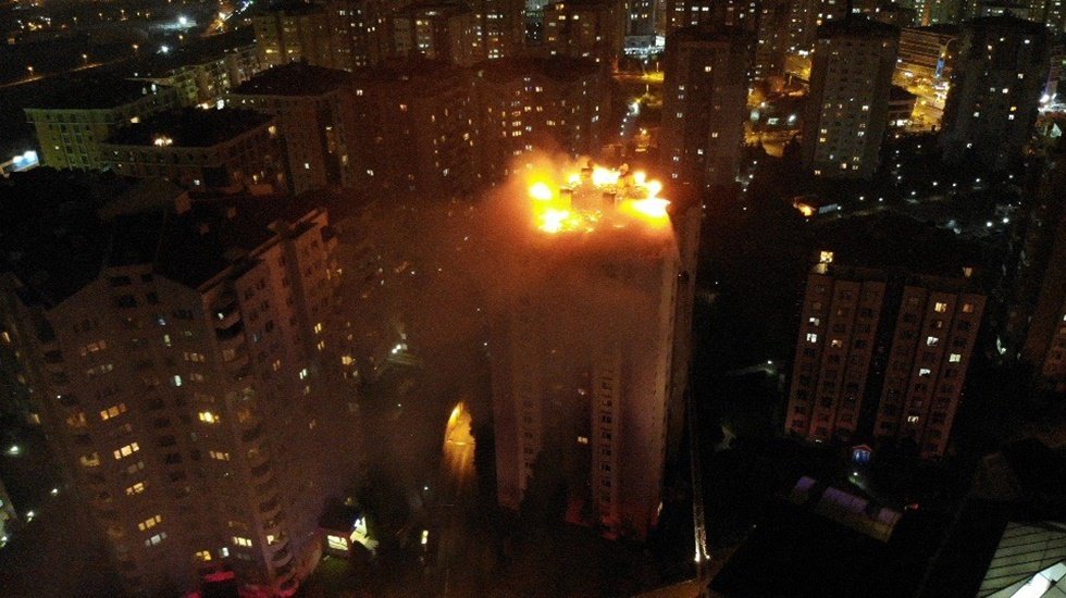 Beylikdüzü’nde hareketli gece: 14 katlı binanın çatısı alev alev yandı