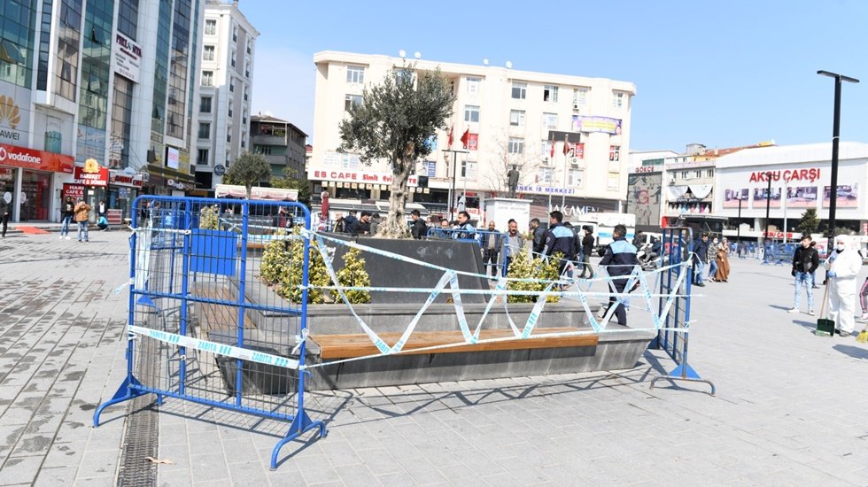 Bir metre kuralının ihlal edildiği banklar oturmaya kapatıldı