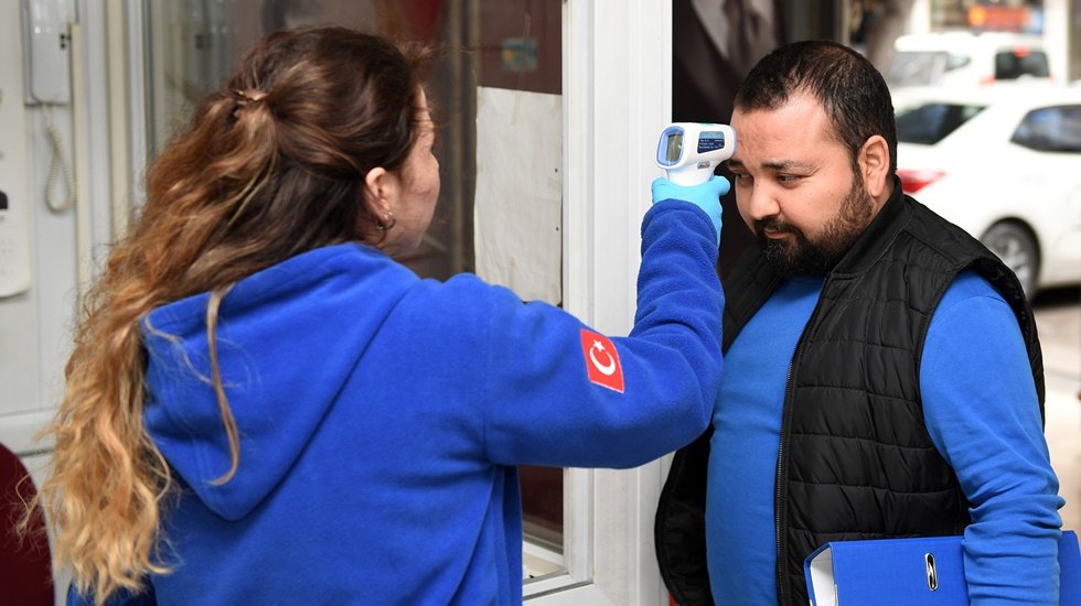 B&uuml;y&uuml;kşehir hem personelin hem de vatandaşın ateş &ouml;l&ccedil;&uuml;m&uuml;n&uuml; yapıyor
