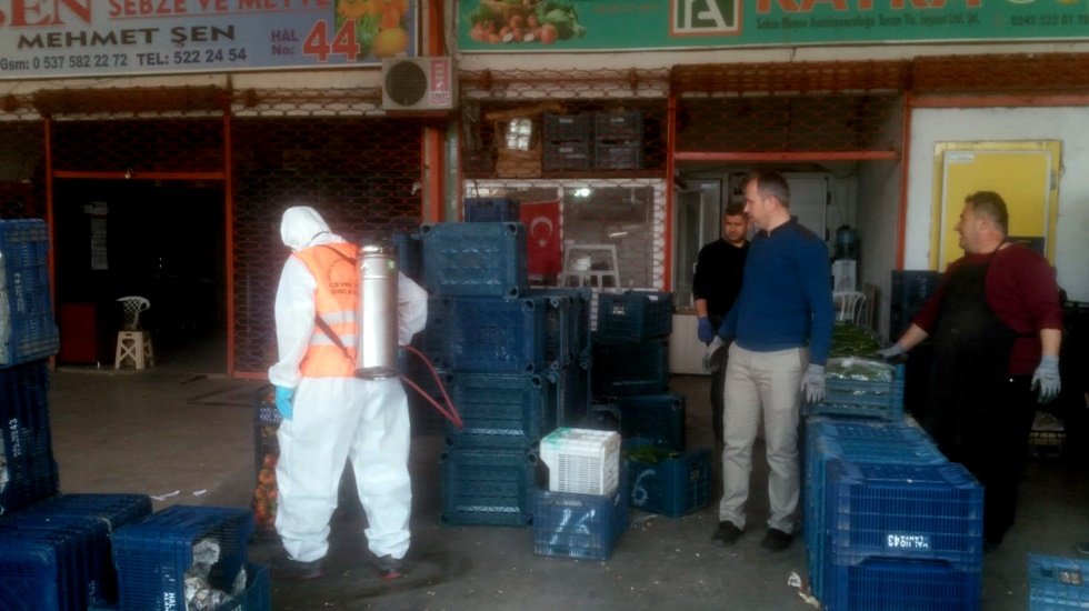 B&uuml;y&uuml;kşehir Toptancı Hallerini dezenfekte ediyor