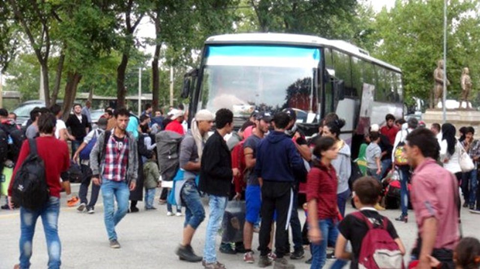 Edirne'de g&ouml;&ccedil;menlere yiyecek dağıtılmasına Valilik engeli