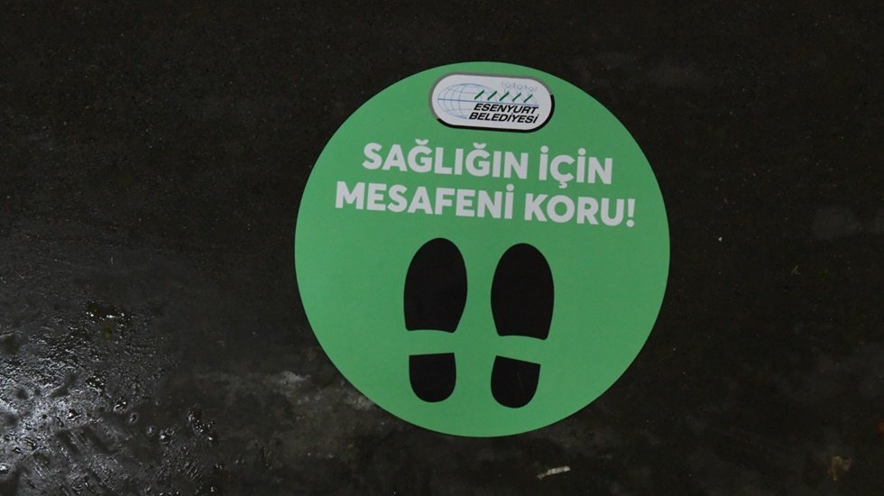 Esenyurt Belediyesi’nden ‘sağlığın için mesafeni koru’ stickerları