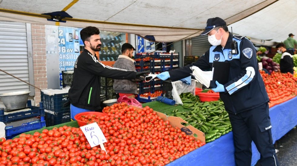 Esenyurt zabıtası pazar yerlerindeki sıkı denetimlerini sürdürüyor