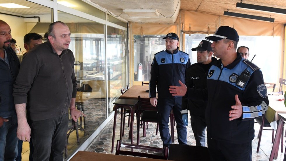 Esenyurt zabıtası polis eşliğinde kahvehane denetimleri yaptı