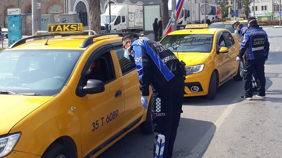 İzmir&rsquo;de d&uuml;zenlemeye uymayan taksilere 392 TL cezası var