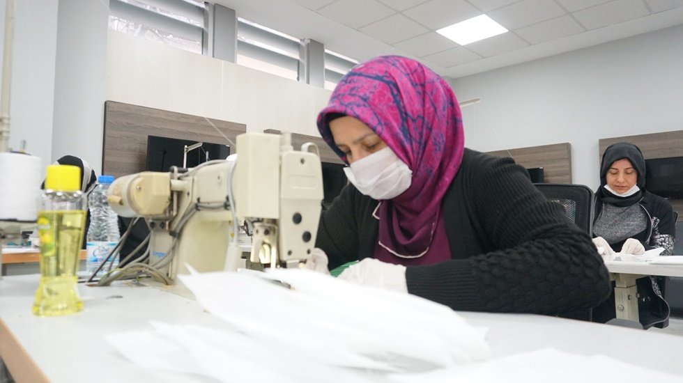 300 firma maske &uuml;retimine girdi