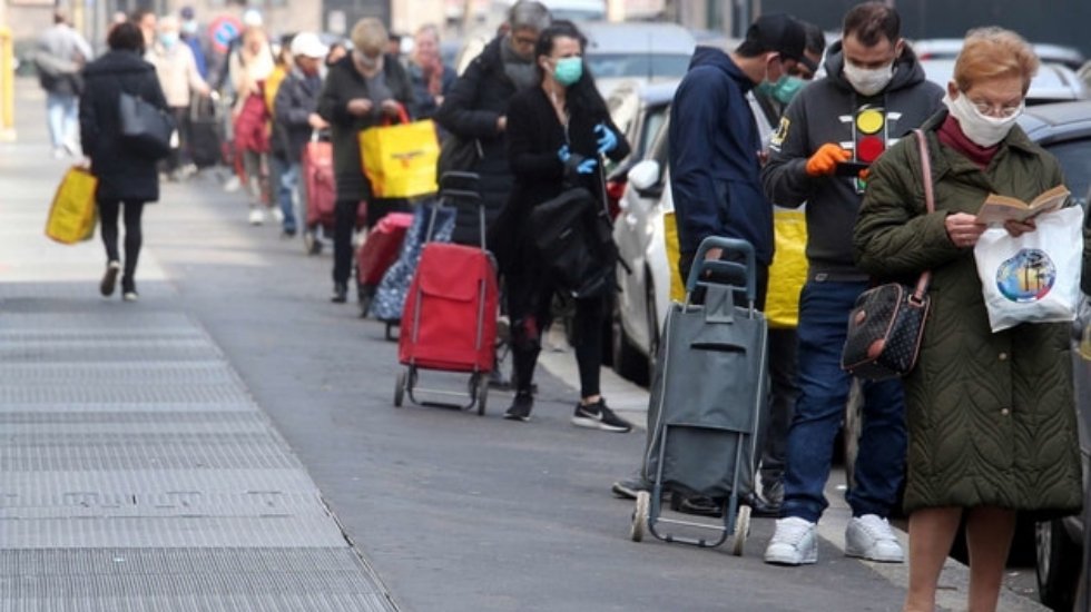 Karantina altındaki İtalya&rsquo;da devletten halka gıda ve para yardımı