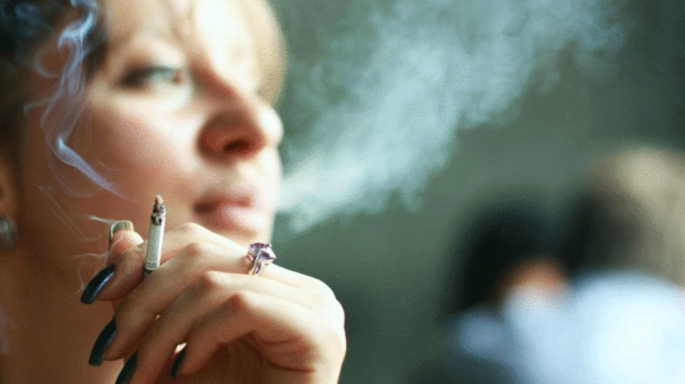 50 yaşın altındaki hanımlar, riski tersine çevirmek için sigarayı hemen söndürün