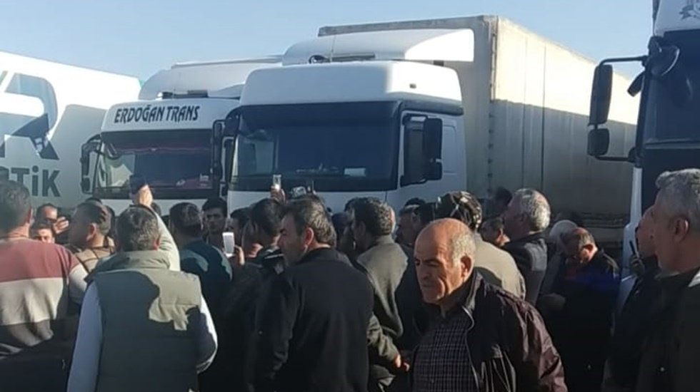 Koronavir&uuml;s esareti altındaki T&uuml;rk tır şof&ouml;rlerinin yardım &ccedil;ığlığı!