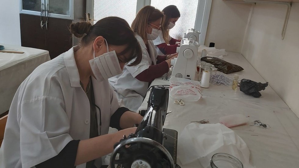 Menemen Belediyesi Koronavir&uuml;s karşı maske &uuml;retimine başladı