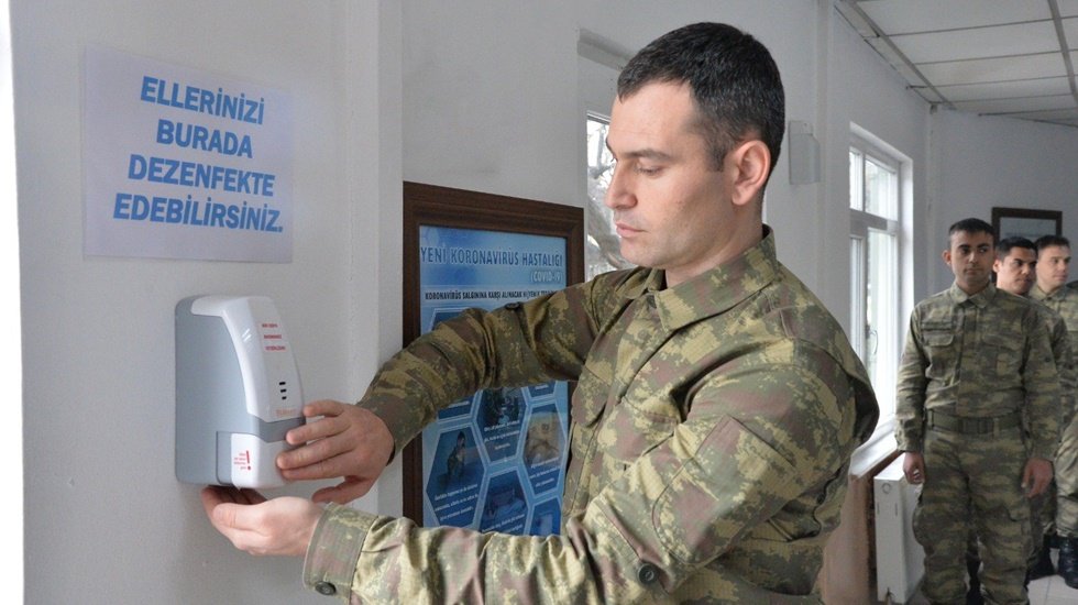 Korona vir&uuml;se karşı en hızlı tedbiri asker almış!