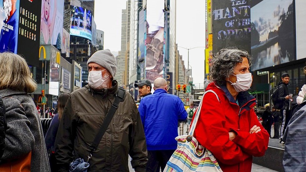 ABD'de maske ve mesafe tarihe karışıyor